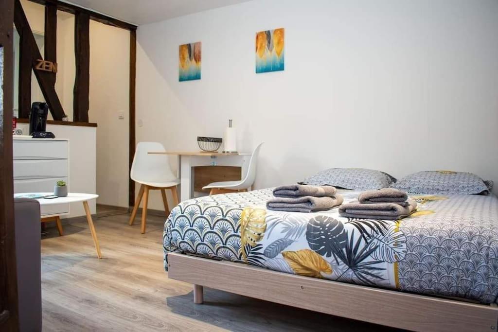 Studio Charmant Confortable Tv Centre Ville Louviers Exterior photo