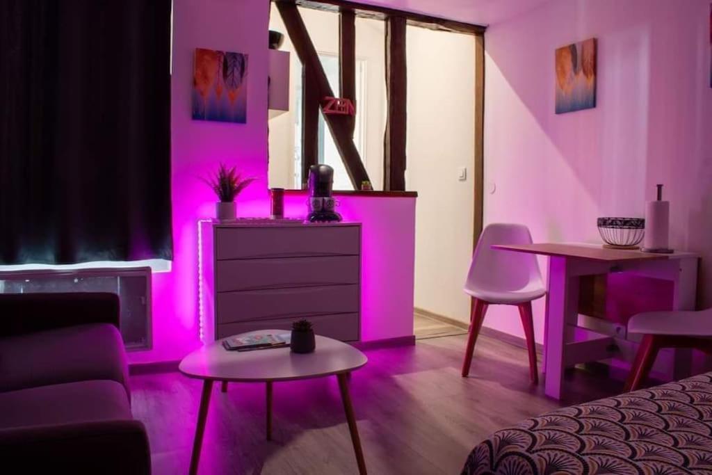 Studio Charmant Confortable Tv Centre Ville Louviers Exterior photo