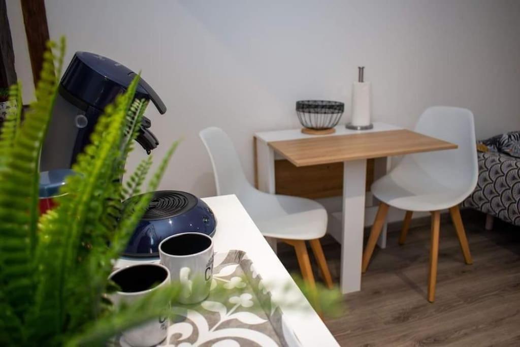 Studio Charmant Confortable Tv Centre Ville Louviers Exterior photo